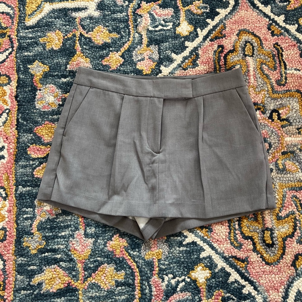 H&M Gray Women's Tailored Pleat Front skort